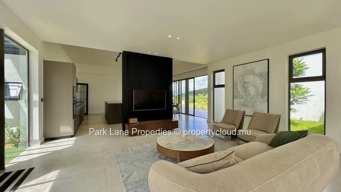 Elegant 3-Bedroom Villa for Rent in Golf Estate