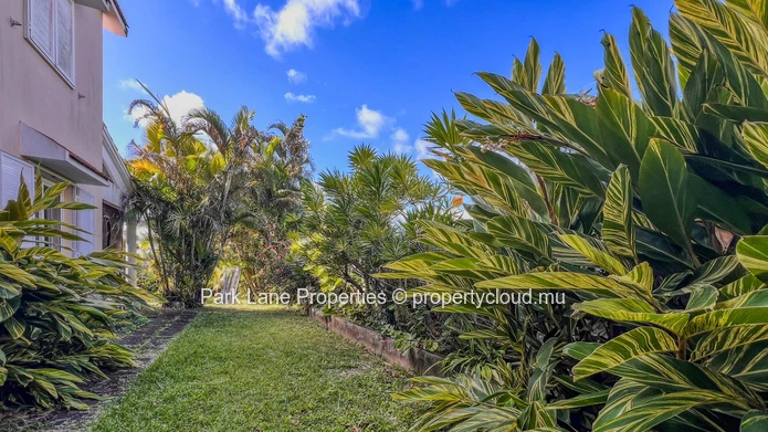 Charming family home in Floréal – Peaceful setting, enhanced security & mountain views