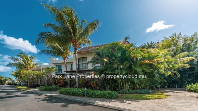 Live the Marina Lifestyle – 3-Bedroom Townhouse with Plunge Pool & Private Mooring