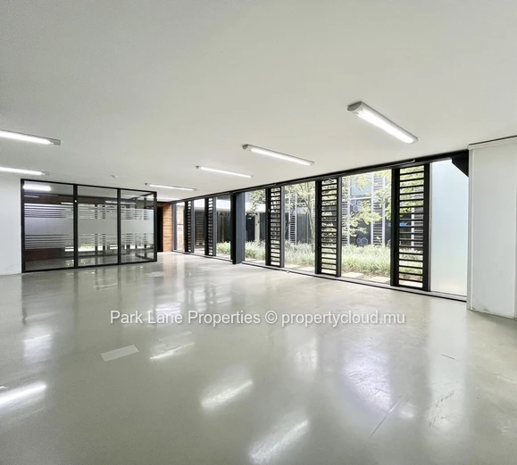 Modern office space in Phoenix – ground floor + mezzanine – strategic location & green surroundings