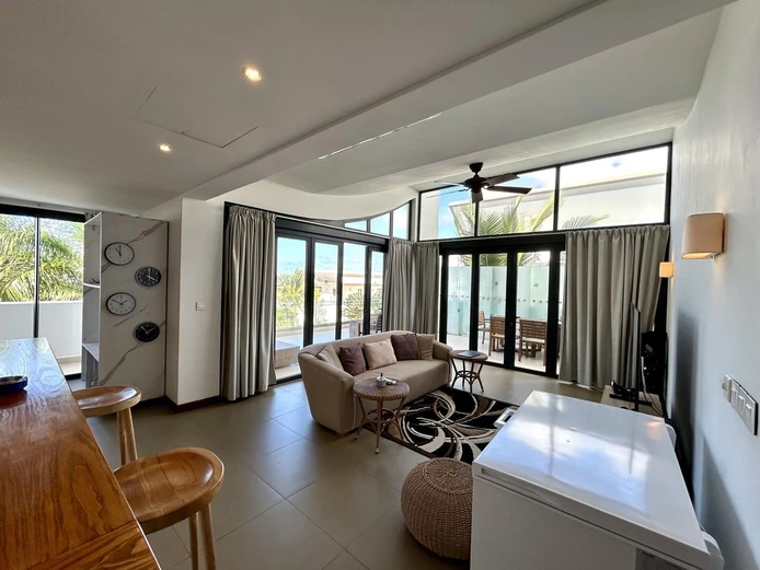 Appartement de Luxe en Bord de Mer avec Vues Imprenables et Piscine Commune à Haute Rive, 800 000 $