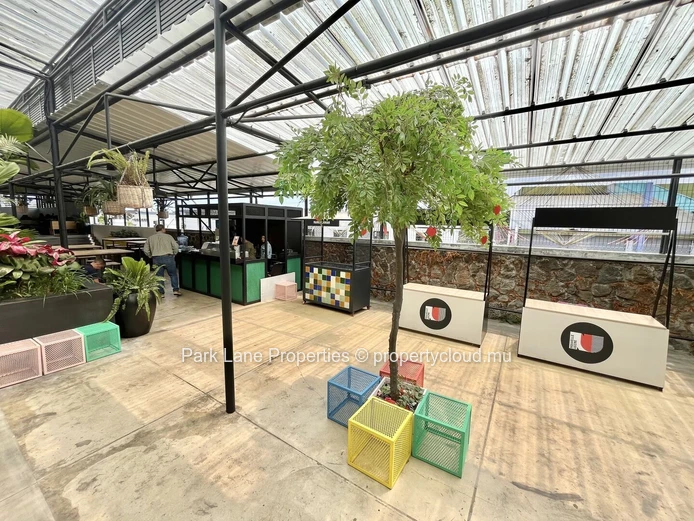 Bureaux Modernes dans le Projet Innovant Nouvelle Usine à Floréal