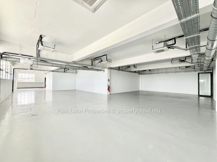 Bureaux Modernes dans le Projet Innovant Nouvelle Usine à Floréal