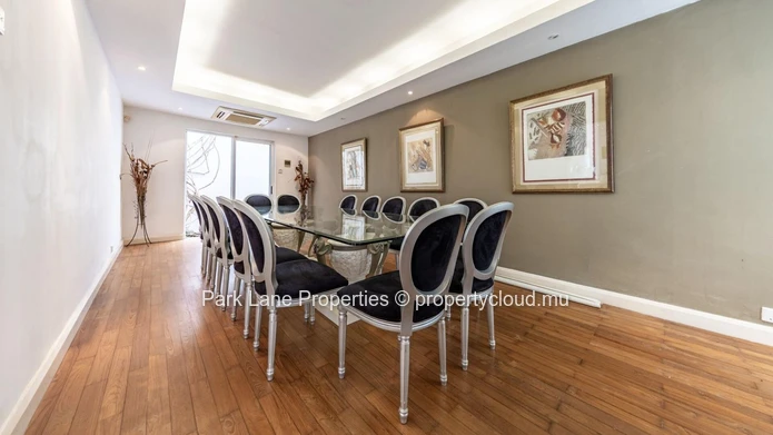 Prestigious villa close to the beach