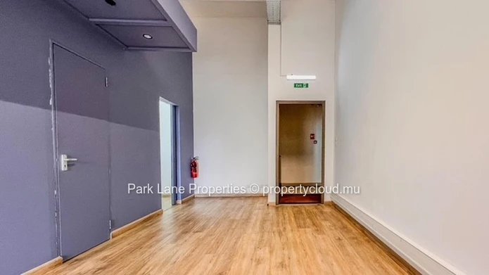 Modern office space with prime visibility & access in Phoenix