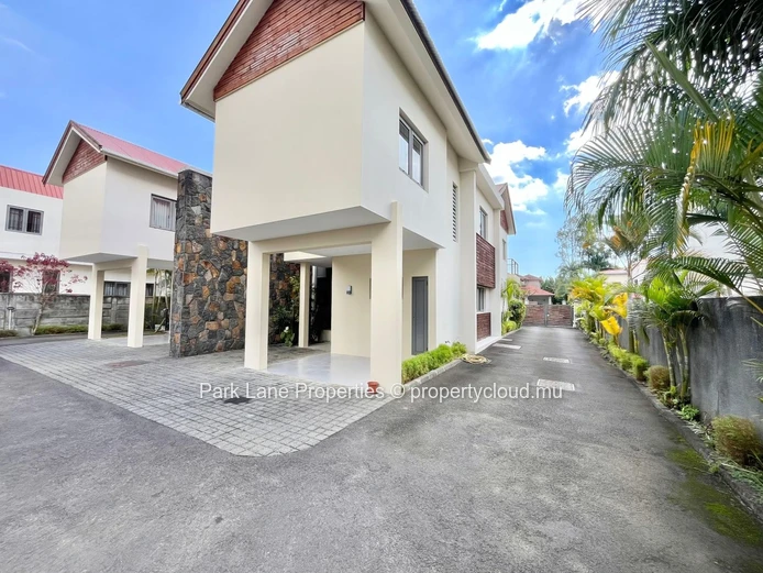 Three-Bedroom Townhouse-Duplex in a Residential Area of Trianon