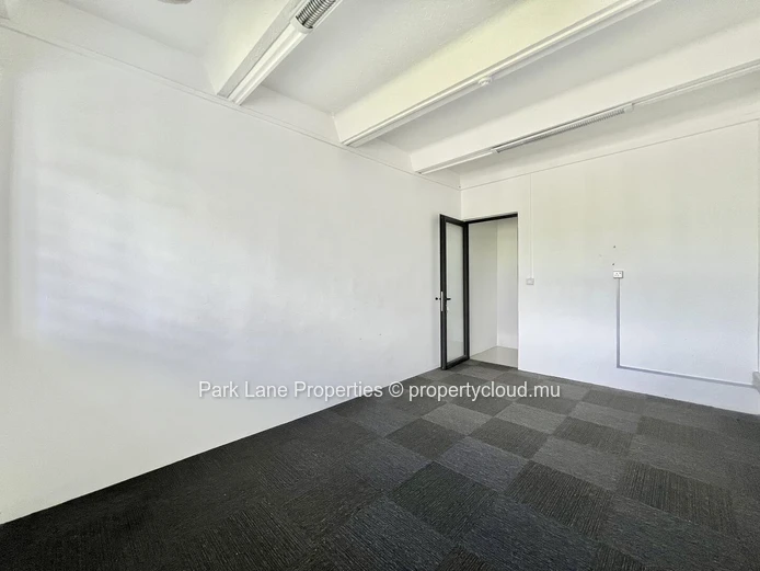 Votre bureau Idéal de 17 m² : Nature, confort et accessibilité à Phoenix
