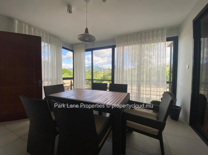 Great apartment close to the La Preneuse beach