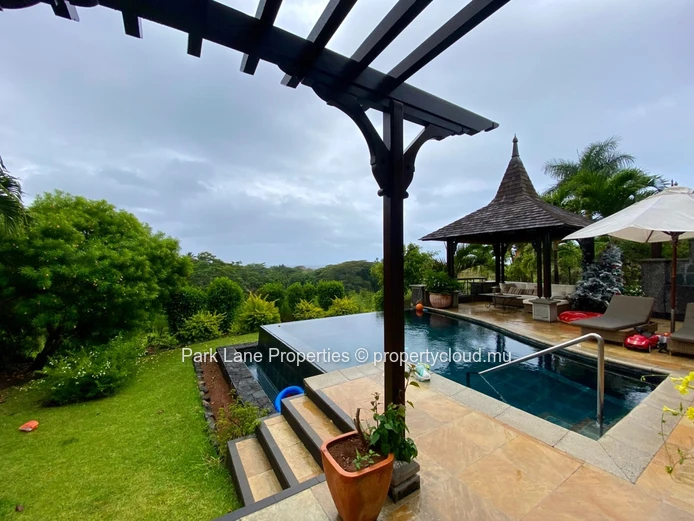 Prestigieuse villa IRS avec vue dégagée et parfaites finitions