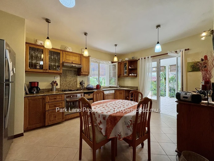 Charming colonial-style home with garden and views in Floreal