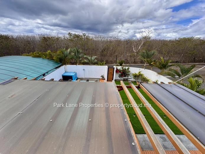 Family home with pool in quiet area