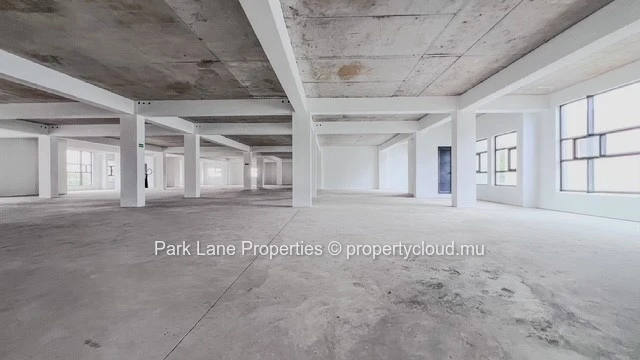 Espace de bureaux d’exception de 826 m² à Ebène – Moderne, spacieux avec parking