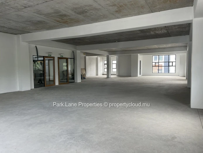Espace bureau contemporain disponible à louer à Ebène – 101,8 m2