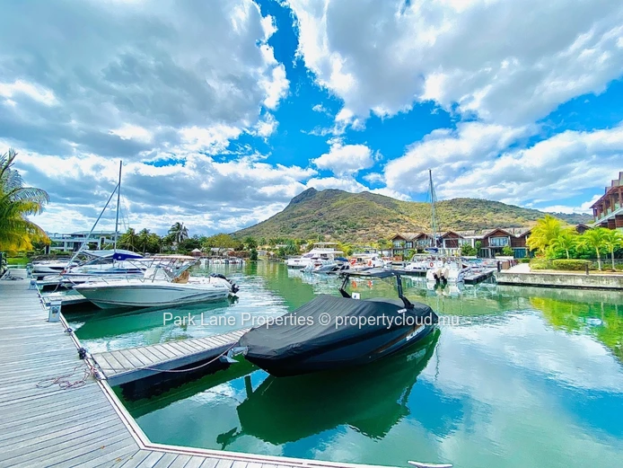 Spacious 5 bedroom villa with stunning views on the marina!!!