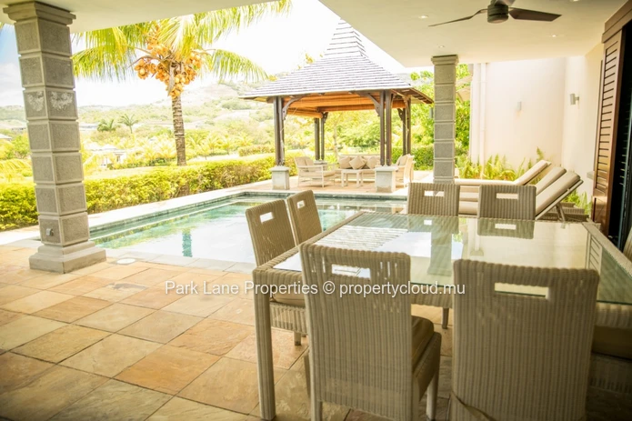 Luxury and affordable 4 bedr villa in the heart of a golf resort on the unspoilt south coast of Mauritius