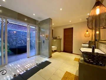 6 Bedroom House