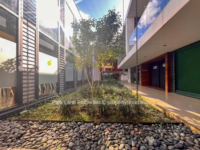 Modern office space in Phoenix – ground floor + mezzanine – strategic location & green surroundings