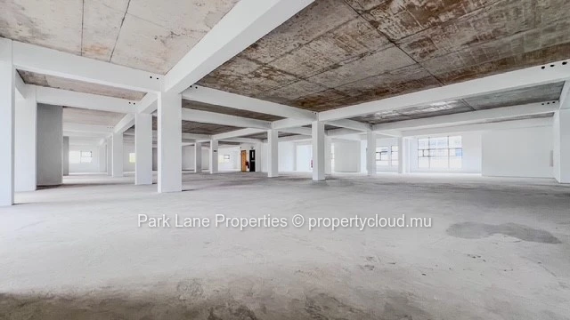 Espace de bureaux d’exception de 826 m² à Ebène – Moderne, spacieux avec parking