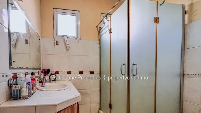 Charming family home in Floréal – Peaceful setting, enhanced security & mountain views