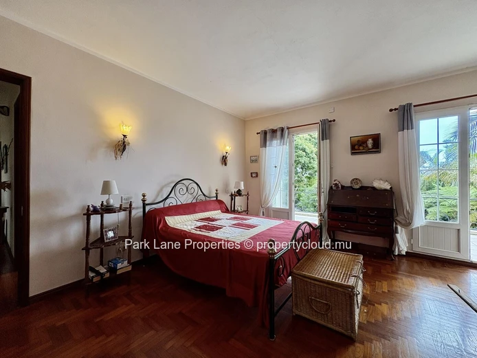 Charming colonial-style home with garden and views in Floreal