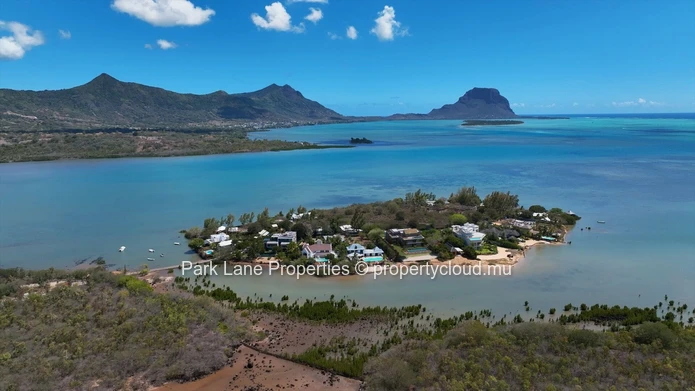 Fortier Plage : Contemporary Three-Bedroom Coastal Living with Panoramic Views