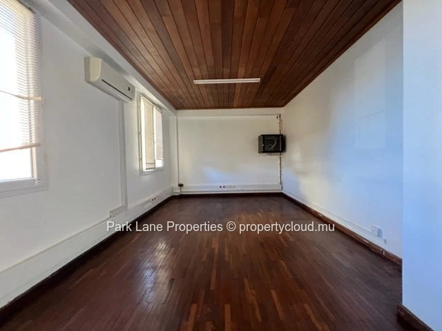 Professional and spacious office space of 302 m² in Trianon – Ready for immediate use