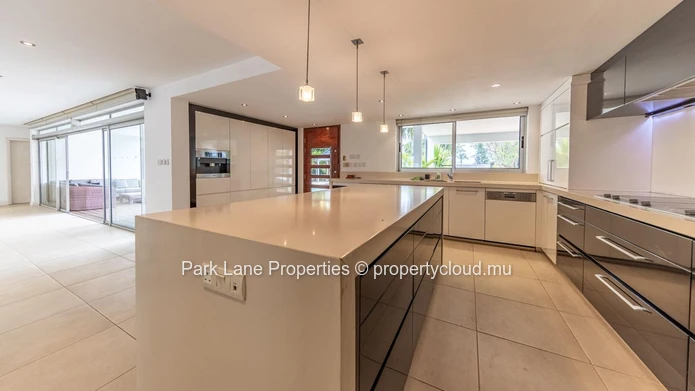 Prestigious villa close to the beach