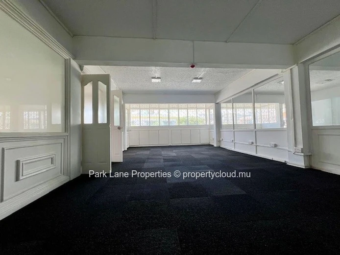 Bureau Spacieux de 231 m² au Premier Étage à Quatre Bornes
