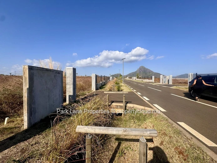 "Prime Residential Land for Sale in Cascavelle, 567m², Building Restrictions, Rs 6.5M"