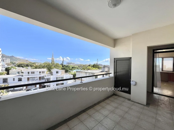 Live in comfort at the top – Furnished penthouse in Rose Hill