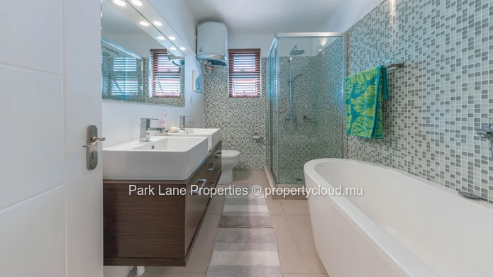 Beach access penthouse with beautiful mountain views