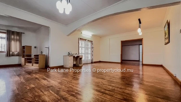 Maison spacieuse et bien entretenue de plain-pied dans un quartier résidentiel très recherché à Curepipe