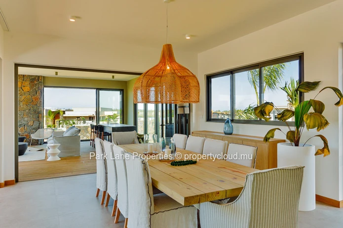 Villa à Anahita: Luxe Moderne avec Vue Imprenable sur le Rive Est