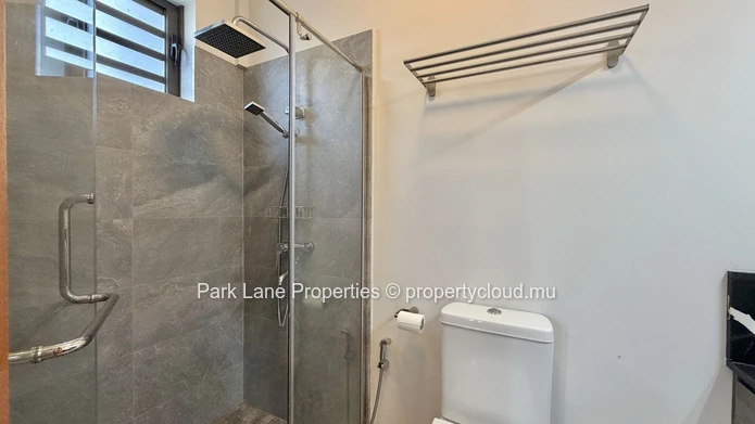 West Coast Comfort: Ground Floor Apartment with Private Garden in Cascavelle