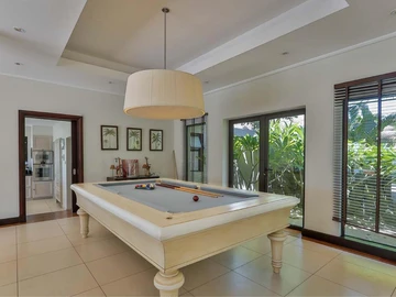 6 Bedroom Villa