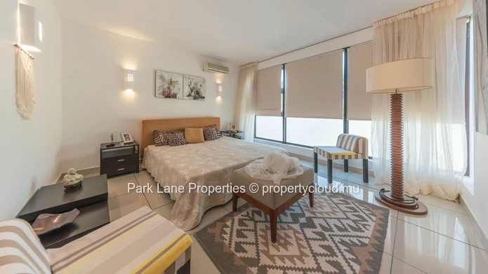 Beach access penthouse with beautiful mountain views