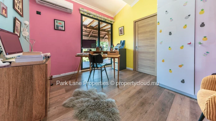 Magnificent fully renovated contemporary property close to Balaclava beach.
