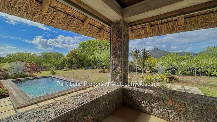 Élégante villa moderne de 4 chambres avec piscine, espace barbecue et une vue imprenable sur la montagne