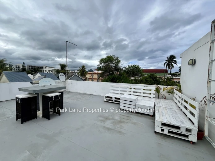 House divided into 2 parts with roof terrace