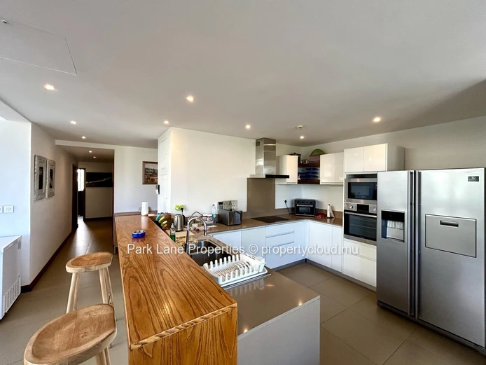 Appartement de Luxe en Bord de Mer avec Vues Imprenables et Piscine Commune à Haute Rive, 800 000 $
