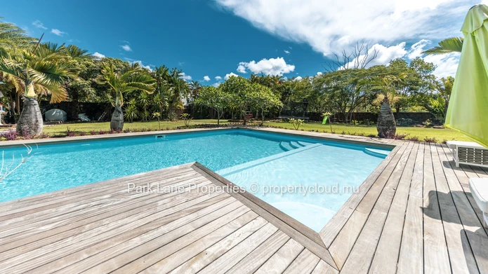 Magnificent fully renovated contemporary property close to Balaclava beach.