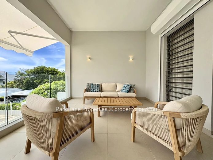 Tastefully decorated spacious apartment in beachfront residence 
