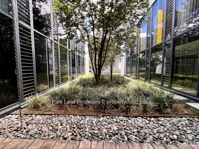 Votre bureau Idéal de 17 m² : Nature, confort et accessibilité à Phoenix