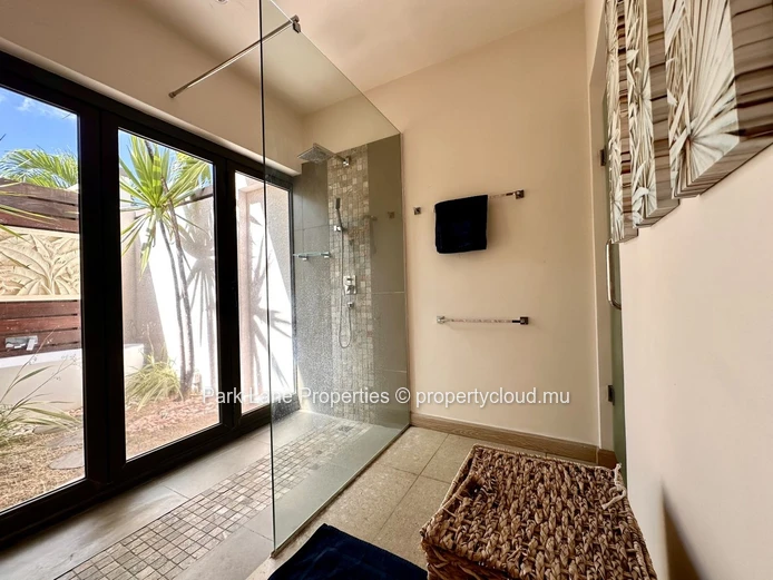 Private oasis in Grand Bay– 3-bedroom villa with pool & kiosk