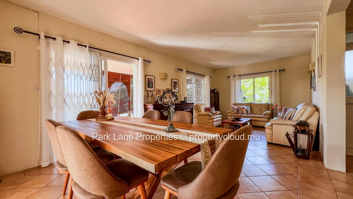 Charming family home in Floréal – Peaceful setting, enhanced security & mountain views