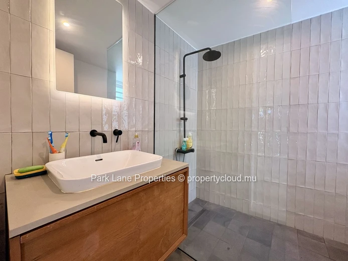 Tamarin at its Best - Family Home and Cottage on the Water's Edge