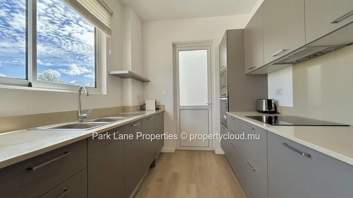 Stylish Townhouse with Pool and Garden, Perfectly Located.
