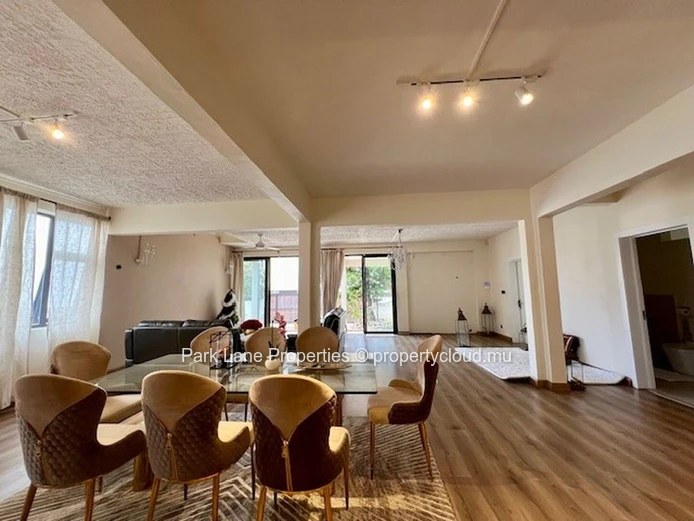 Belle Rose : Deux maisons modernes sur un terrain idéal, alliant confort et sécurité