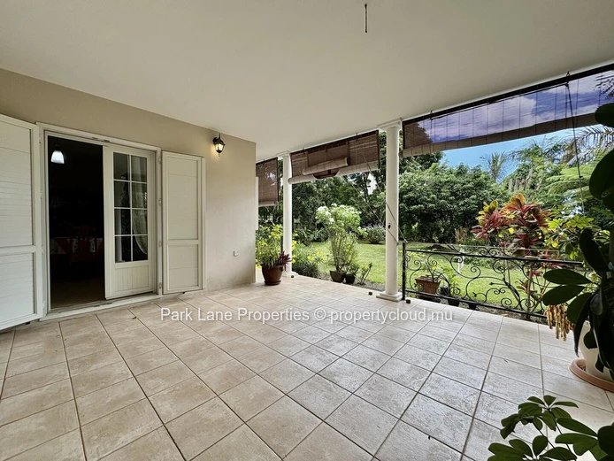Charming colonial-style home with garden and views in Floreal