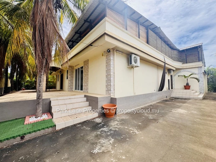 Cosy family home with jacuzzi and spacious terrace